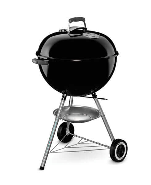 Grelhador de carvão preto com estrutura metálica e rodas para facilitar transporte utensílios para grelhadores de exterior