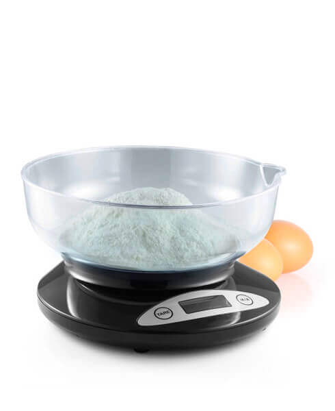 Balança digital para culinária com tigela transparente pesando ingredientes e ovos ao lado para comprar balança para culinária online