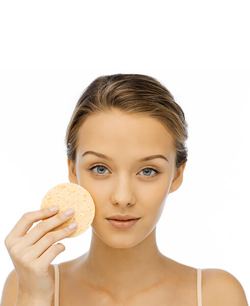Mulher usando esponja facial para aplicar produtos de limpeza de pele online em fundo branco
