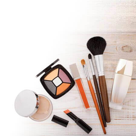 Cosméticos online para mulher e homem com maquiagem, pincéis e produtos de beleza em fundo de madeira