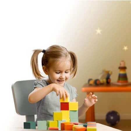 Criança brincando alegremente com blocos coloridos em brinquedos criativos para presente