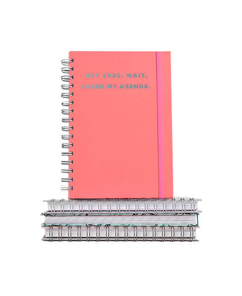 Conjunto de agendas para escritório baratas com capa rosa e espiral metálico várias unidades empilhadas