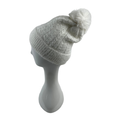 Gorro Branco Pompom Mulher | Acexarme. Mais modelos Gorros Mulher disponíveis.